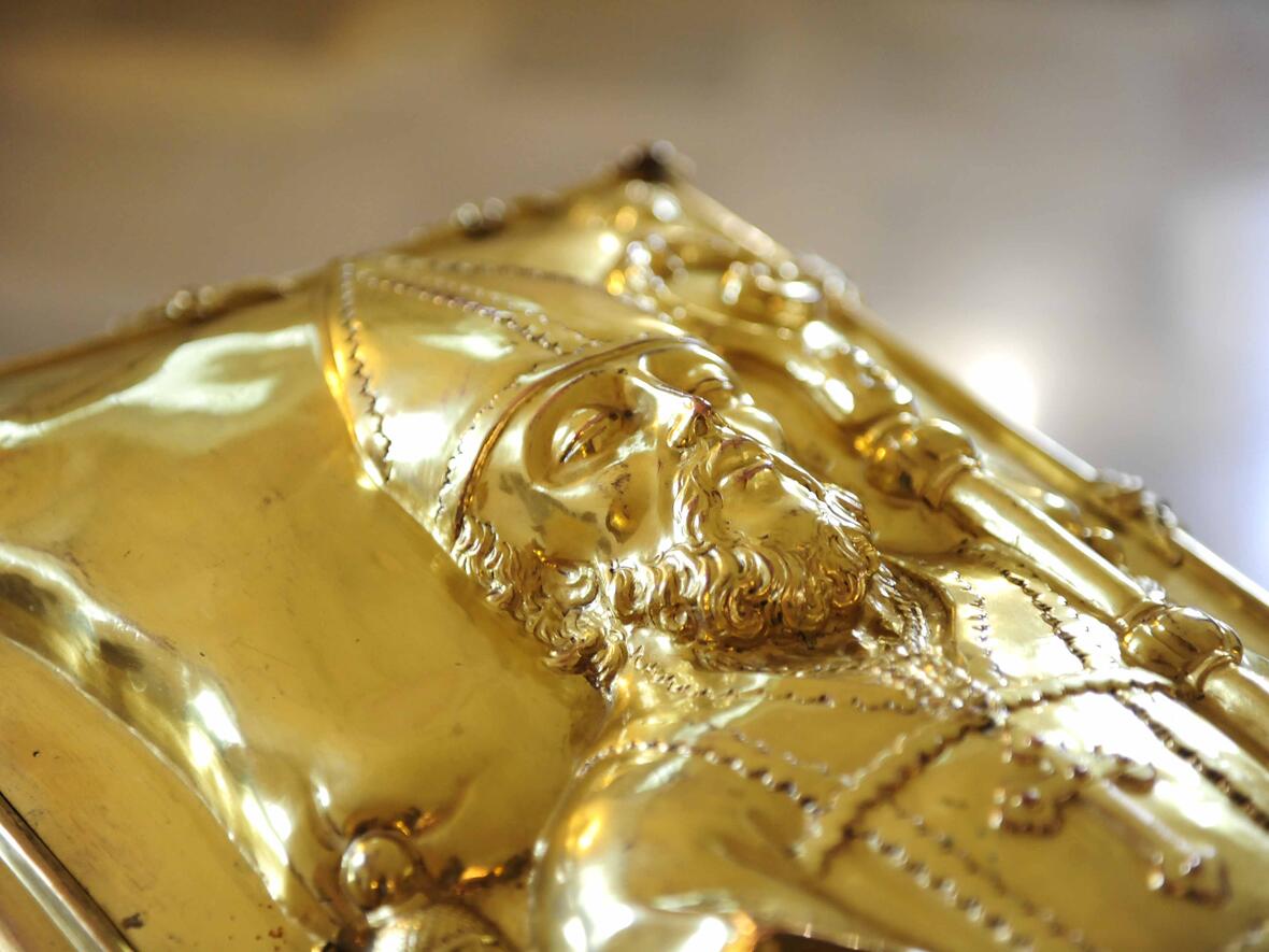 Der Ulrichsschrein in der Basilika St. Ulrich und Afra ist speziell während der traditionellen Ulrichswoche das Ziel von zahlreichen Pilgerinnen und Pilgern. (Archivfoto: Nicolas Schnall / pba)