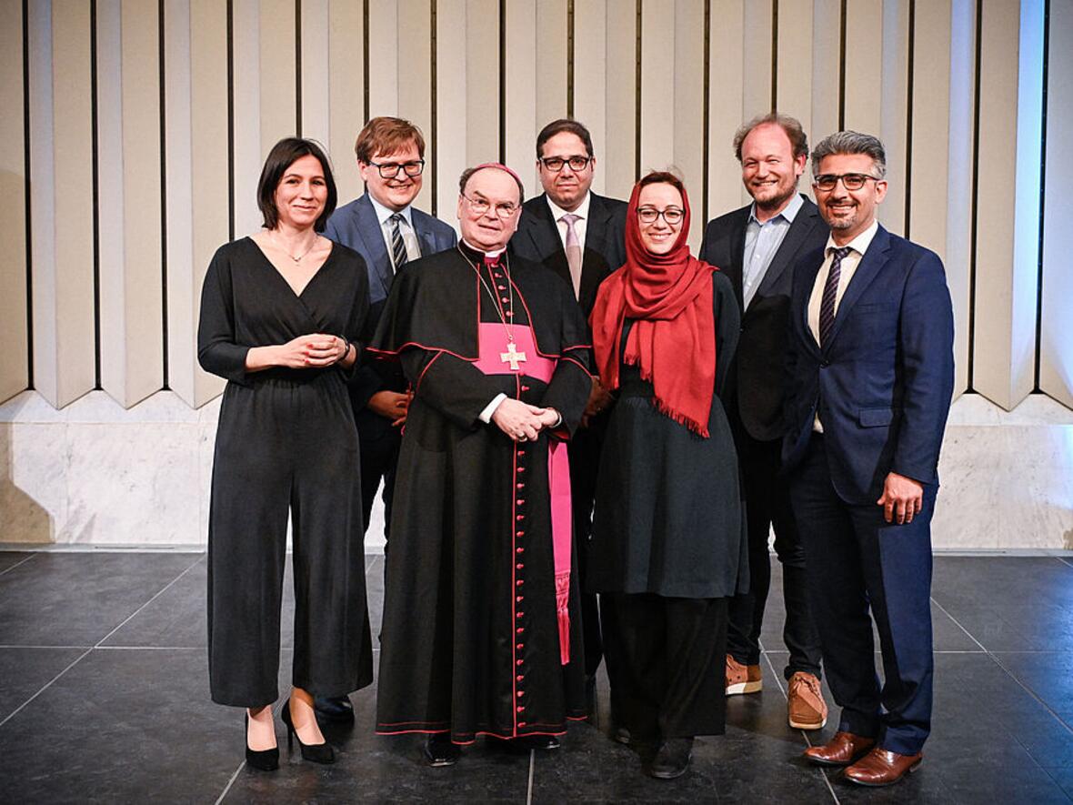 Jahresempfang für die Partner im christlich-islamischen Dialog. (v.l.n.r): Dr. Katrin Visse, Moderatorin (Referentin für Islam und Theologie an der Katholischen Akademie in Berlin); Dr. Alexander Kalbarczyk (Sekretariat Deutsche Bischofskonferenz); Bischof Dr. Bertram Meier (Vorsitzender der Unterkommission für den Interreligiösen Dialog der Deutschen Bischofskonferenz); Abdassamad El Yazidi (Sprecher des Koordinationsrats der Muslime in Deutschland - KRM); muslimische Theologin Prof.in Dr. Muna Tatari (Paderborn); katholischer Theologe Prof. Dr. Klaus von Stosch (Bonn); Dr. Timo Güzelmansur (Geschäftsführer von CIBEDO) (Fotos: KNA/Steinbrecht)