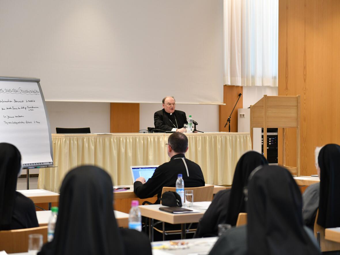 Der Bischof betonte bei seinem Vortrag in Leitershofen die elementare Bedeutung der Synodalität für die Kirche (Foto: Julian Schmidt / pba)