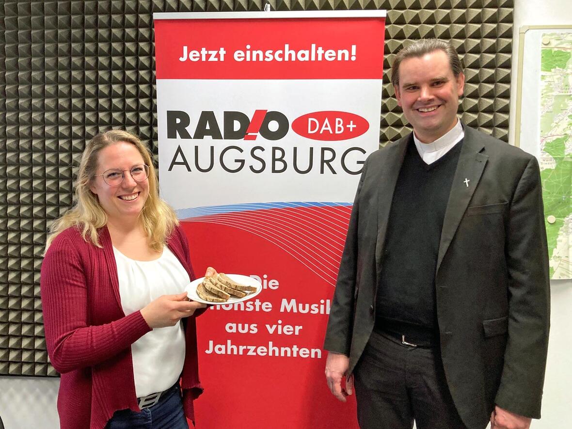 RADIO AUGSBURG-Moderatorin Eva Fischer im Gespräch mit Diakon Andreas Martin von der diözesanen Pilgerstelle. (Foto: SUV)