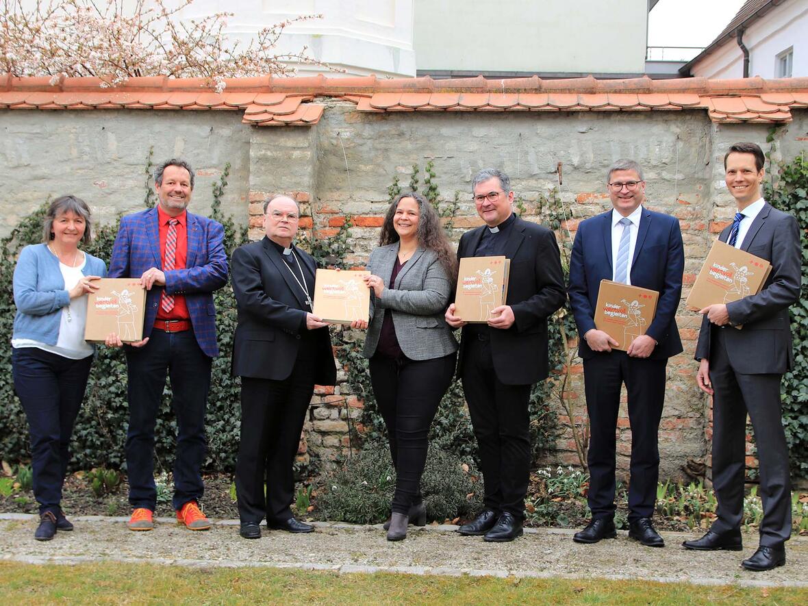 Für die Umsetzung der Inhalte des Handbuchs setzen sich ein: (v.l.) Margret Färber und Christian Öxler vom Seelsorgeamt, Bischof Dr. Bertram Meier, Alexandra Schliessleder (Diözesan-Caritasverband), Diözesan-Caritasdirektor Domkapitular Dr. Andreas Magg sowie Günter Groll und Robert Bläß vom KiTA-Zentrum St. Simpert. (Foto: Caritas Augsburg / Bernhard Gattner)