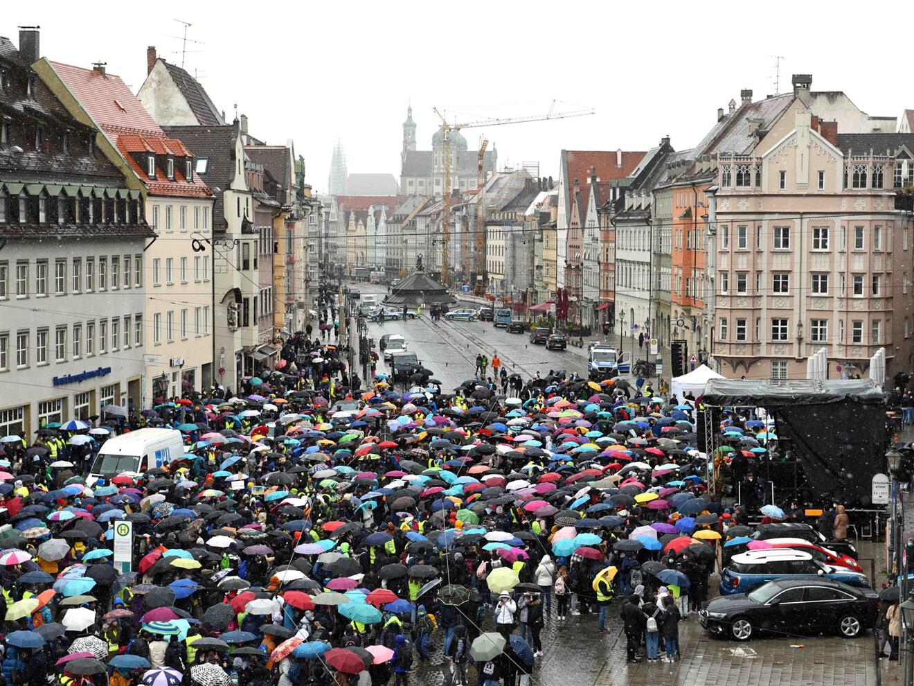 Beim Friedensgebet kamen rund 4.000 Schülerinnen und Schüler zusammen (Foto: Nicolas Schnall / pba)