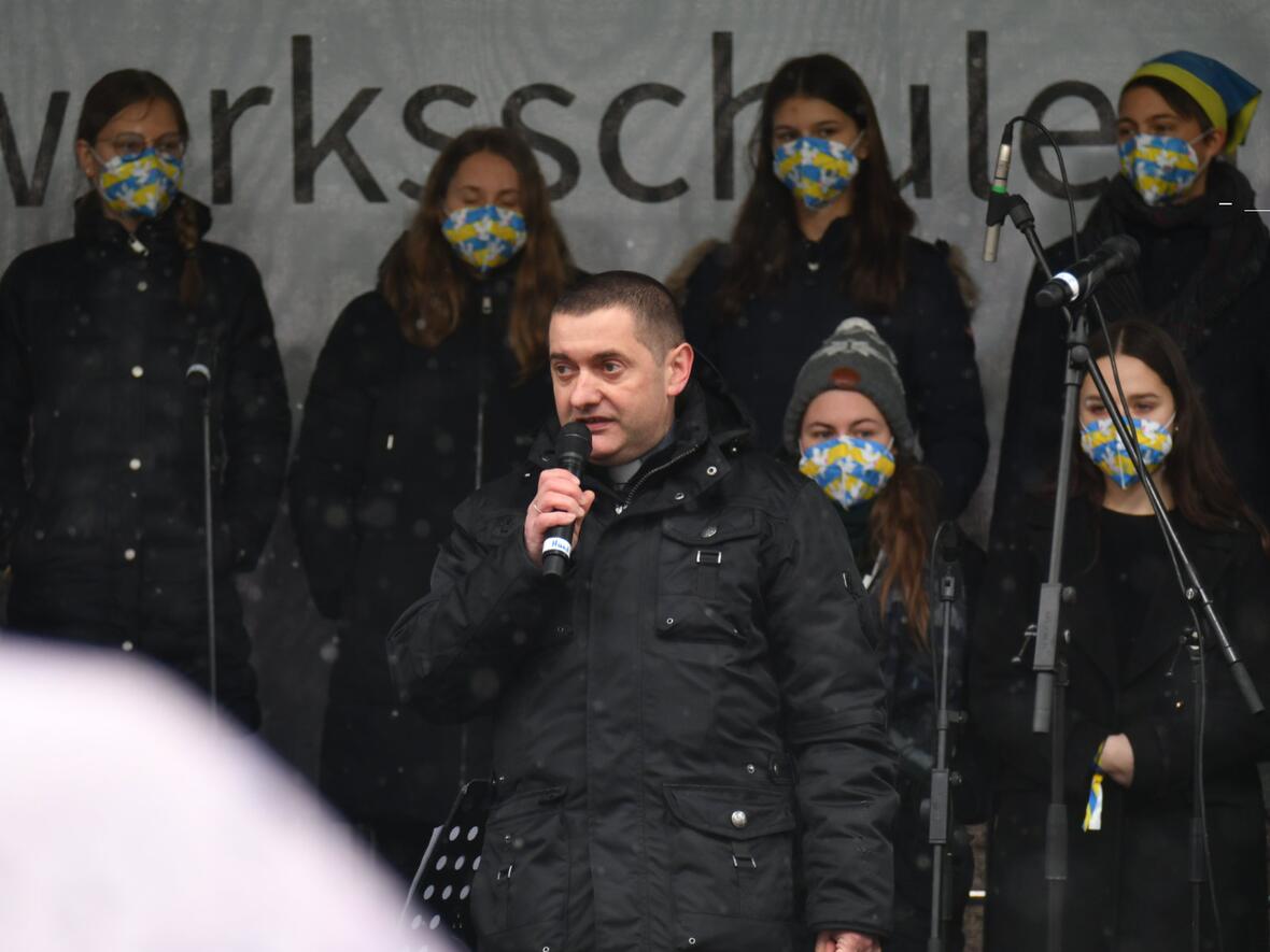 Der ukrainische griechisch-katholische Priester Andrij Pizo aus Neu-Ulm bedankte sich bei den Teilnehmenden für ihre Solidarität (Foto: Julian Schmidt / pba)