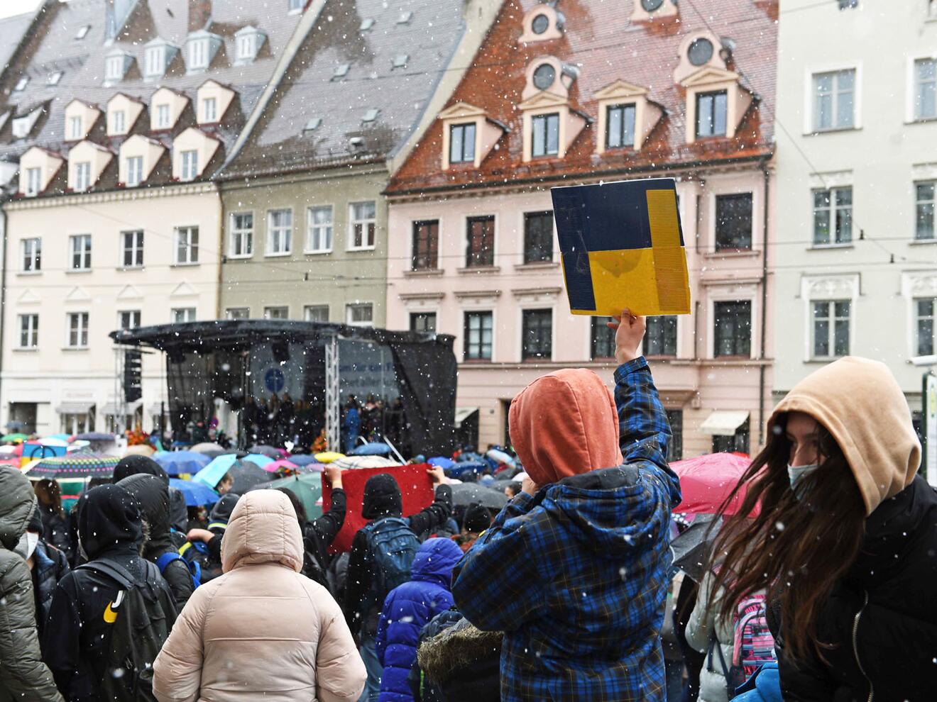 Trotz des nasskalten Wetters kamen tausende Kinder und Jugendliche am Freitagmittag in der Innenstadt zusammen (Foto: Nicolas Schnall / pba)