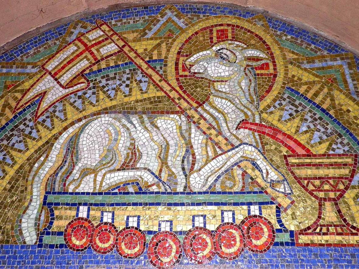 Mosaik des Osterlammes im Kloster Engelberg. (Foto: Friedbert Simon, in Pfarrbriefservice.de)