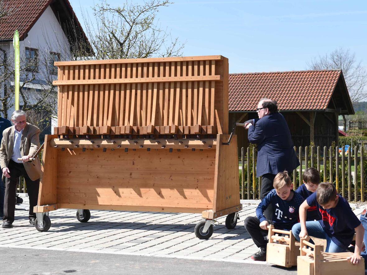 Mit ihren Rätschen lassen es die Ministrant/-innen am Karfreitag und Karsamstag heuer wieder richtig krachen. Eröffnet wird die Aktion zusammen mit Bischof Bertram in Obermedlingen.  (Foto: Maria Steber / pba)