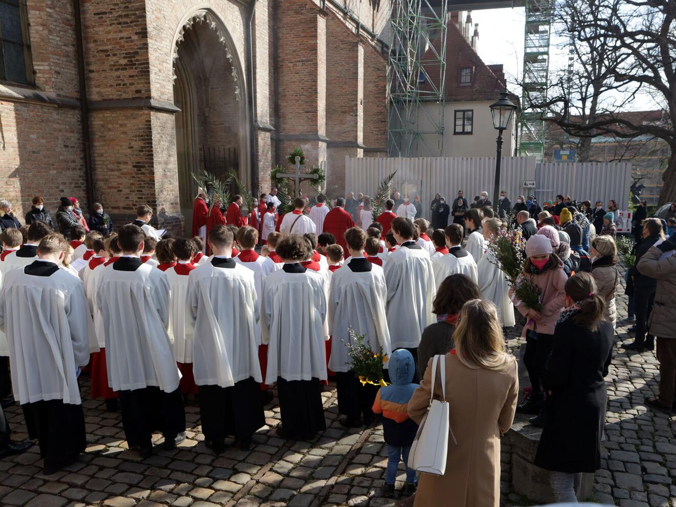 Die Palmprozession vor dem Hohen Dom.