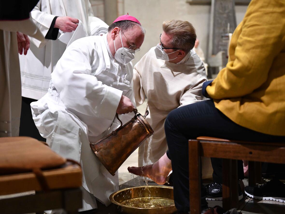 Bischof Bertram hat heute bei der Abendmahlsfeier im Dom zwölf Frauen und Männern die Füße gewaschen. Es waren Menschen aus dem Kontext der Corona-Pandemie sowie der Flüchtlingshilfe. (Foto: Maria Steber / pba)