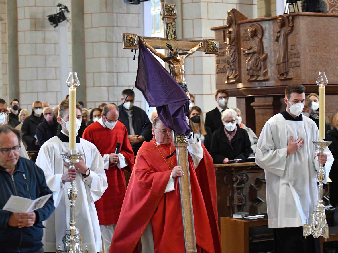 Bischof Bertram bei der Erhebung des Kreuzes während der Feier des Leidens und Sterbens Jesu im Hohen Dom zu Augsburg. (Fotos: Nicolas Schnall / pba)