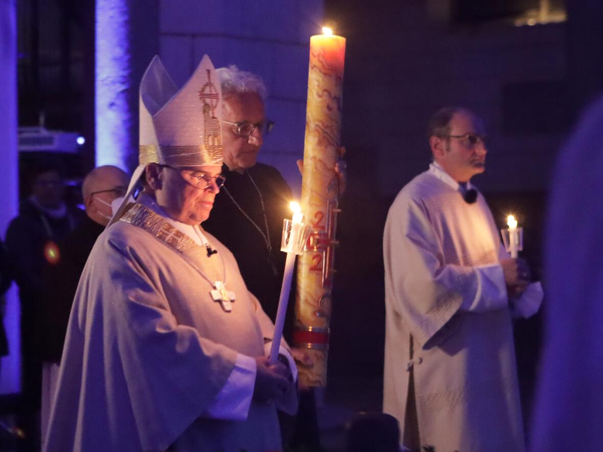 Ökumenischer Akzent: Gemeinsam zogen Bischof Bertram und der evangelische Regionalbischof Axel Piper zur Osternacht in den Dom ein (Foto: Annette Zoepf / pba).