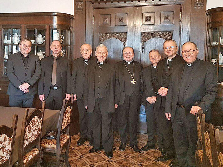 Treffen der Polnisch-Deutschen Kontaktgruppe in Schloss Pławniowice, nahe Gleiwitz (v.l.): Dr. Jörg Lüer (Justitia et Pax), Ulrich Pöner (Deutsche Bischofskonferenz), Kardinal Kazimierz Nycz (Warschau), Bischof Dr. Jan Kopiec (Gleiweitz), Bischof Dr. Bertram Meier (Augsburg), Pfr. Dr. Jaroslaw Mrówczynski (Stellv. Generalsekretär Polnische BK), Bischof Tadeusz Litynski (Zielona Góra-Gorzów), Bischof Wolfgang Ipolt (Görlitz) (Foto: DBK/Pöner)
