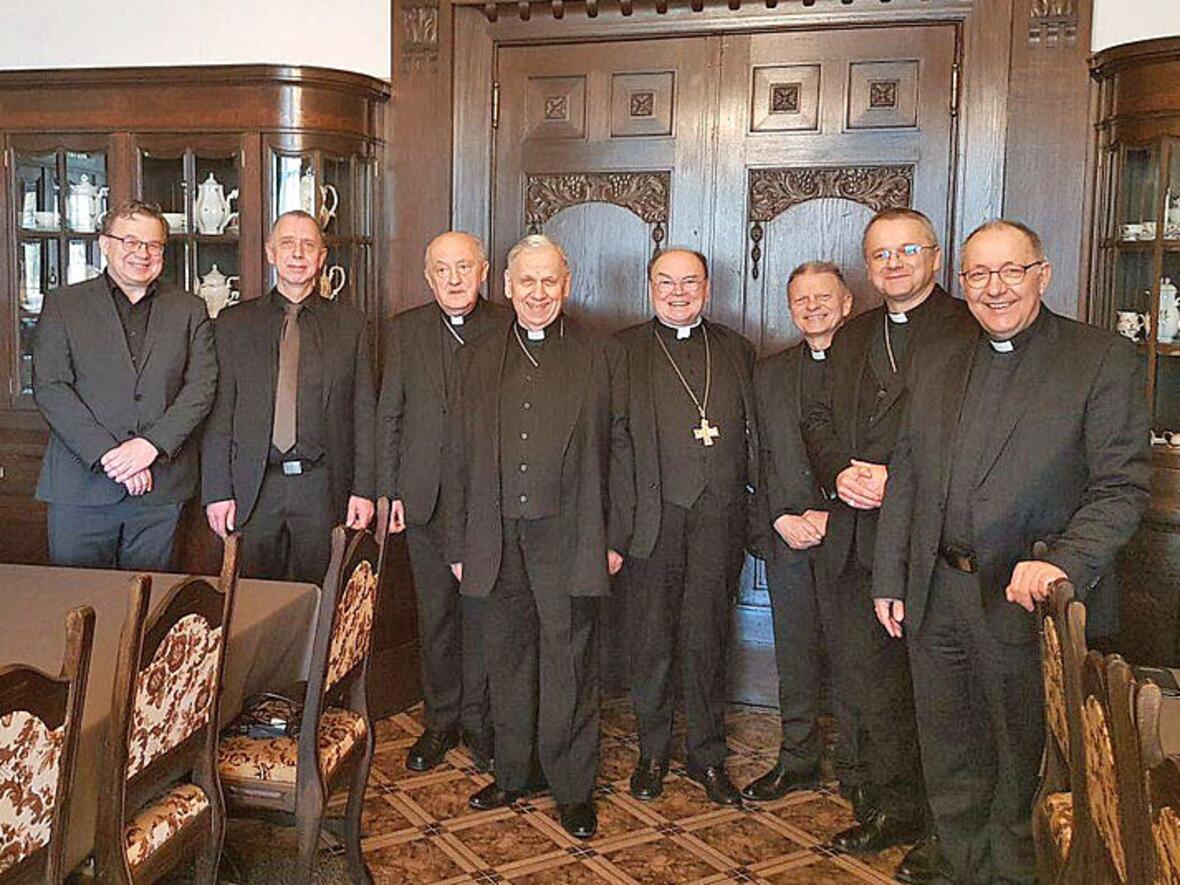 Treffen der Polnisch-Deutschen Kontaktgruppe in Schloss Pławniowice, nahe Gleiwitz (v.l.): Dr. Jörg Lüer (Justitia et Pax), Ulrich Pöner (Deutsche Bischofskonferenz), Kardinal Kazimierz Nycz (Warschau), Bischof Dr. Jan Kopiec (Gleiweitz), Bischof Dr. Bertram Meier (Augsburg), Pfr. Dr. Jaroslaw Mrówczynski (Stellv. Generalsekretär Polnische BK), Bischof Tadeusz Litynski (Zielona Góra-Gorzów), Bischof Wolfgang Ipolt (Görlitz) (Foto: DBK/Pöner)