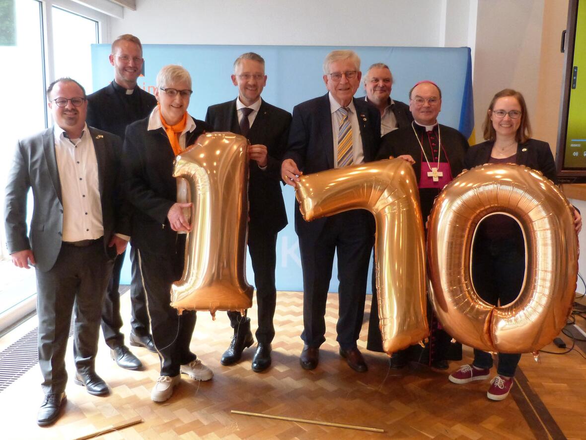 (v.l.) Kolping-Bundesvorstand Sven Meng, Landespräses Domvikar Christoph Wittmann, Landesvorsitzende Dorothea Schömig, Aufsichtsratsvorsitzender Thomas Huber MdL, Staatsminister a.D. Dr. Thomas Goppel, Landesgeschäftsführer Willi Breher, Bischof Dr. Bertram Meier, Kolpingjugend-Landesleiterin Katharina Maier (Foto: Kolping)