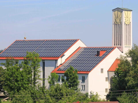 Beim Digitalen Infoabend könnte auch die Photovoltaik-Anlage auf dem Kirchendach Thema sein. (Foto: Hans Fischer)