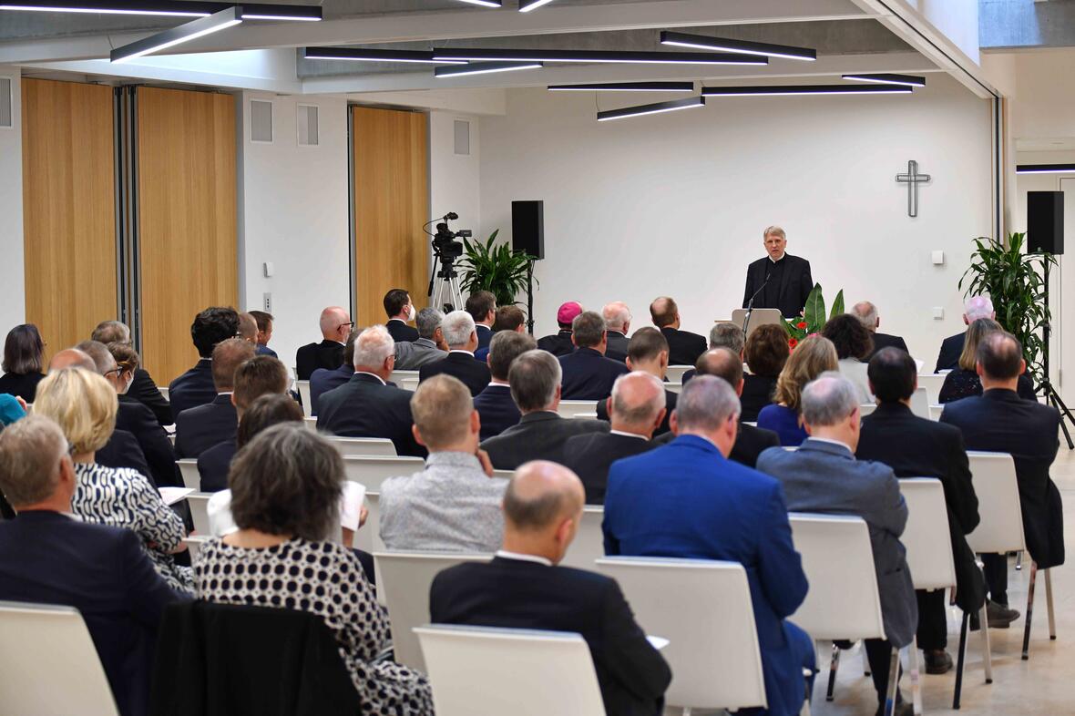 Bistumshistoriker Dr. Thomas Groll blickte in seinem Festvortrag auf die 100-jährige Geschichte der bischöflichen Finanzbehörde zurück. (Fotos: Nicolas Schnall / pba)