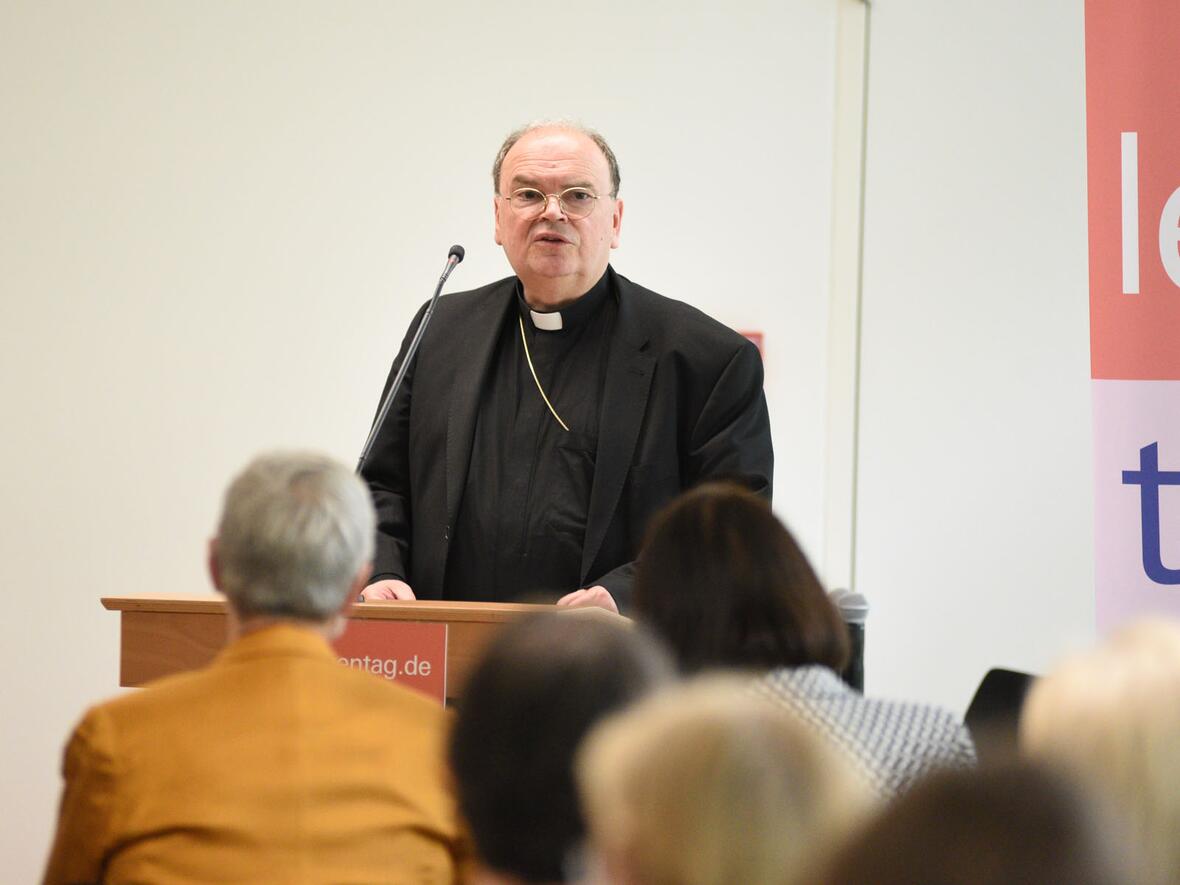 Bischof Bertram eröffnete die Veranstaltung mit einem Impulsvortrag (Foto: Julian Schmidt / pba)