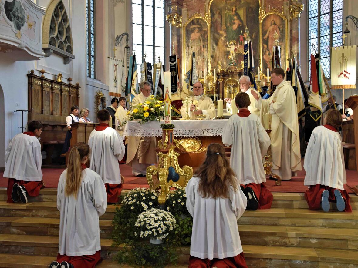 Während der Wandlung am Altar (v. l.) Pfarrer Walter Böhmer, Bischof Bertram, Ruhestandsgeistlicher Georg Albrecht und Benefiziat Pater Christian Dietrich. Die Altarbilder im Hintergrund stammen von Johannes Kaspar. (Foto: Verspohl-Nitsche)