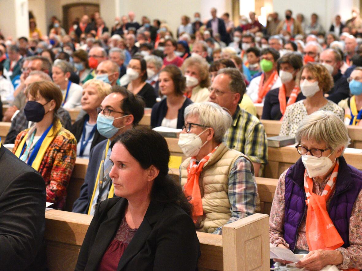 Selbst die Stehplätze wurden knapp: Der weltkirchliche Gottesdienst beim Katholikentag in Stuttgart (Fotos:pba/Ulrich Bobinger)