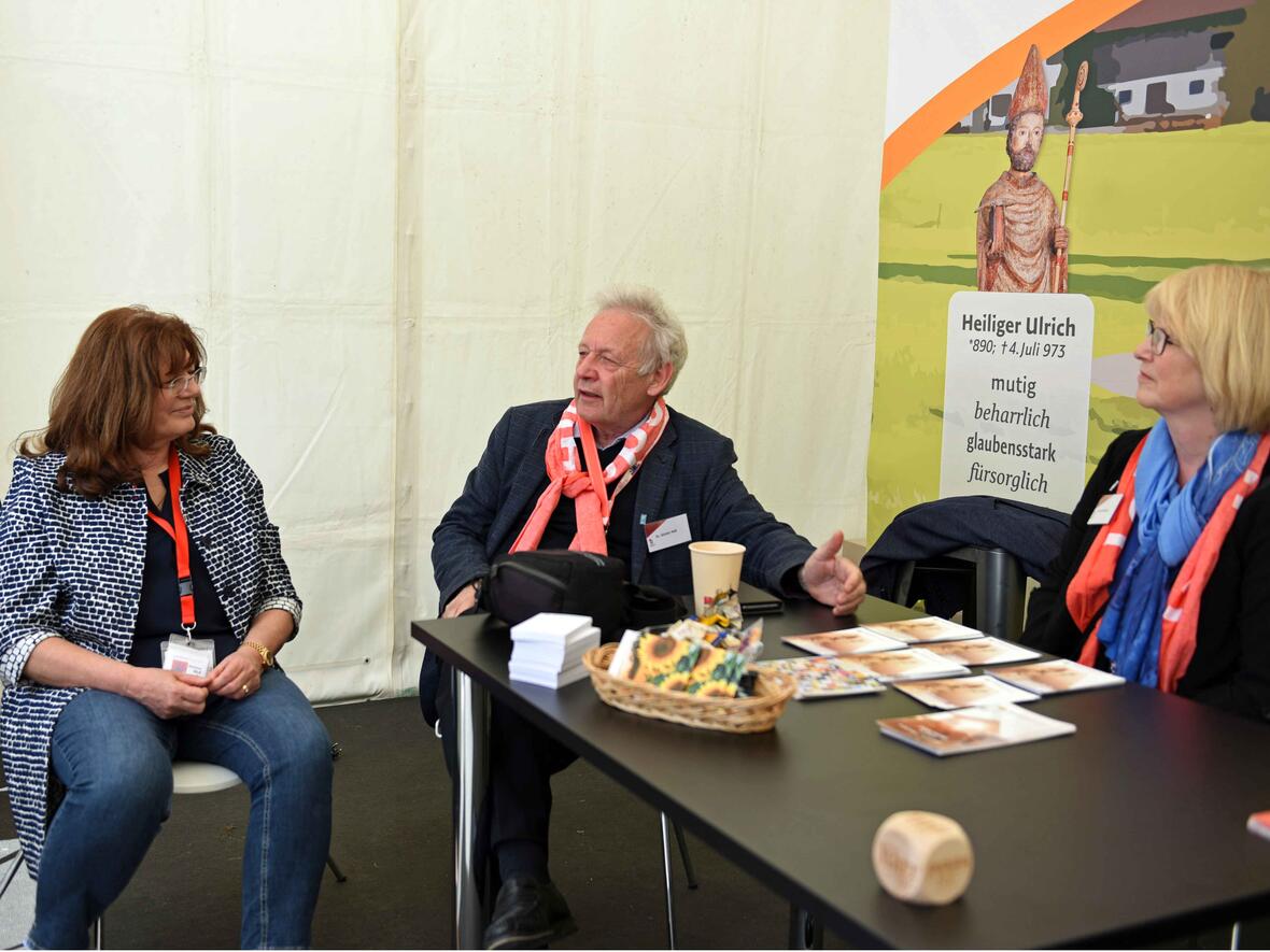 Hildegard Schütz (links) im Gespräch mit Besucherinnen und Besuchern am Stand auf der Katholikentagsmeile. (Foto: Maria Steber / pba)