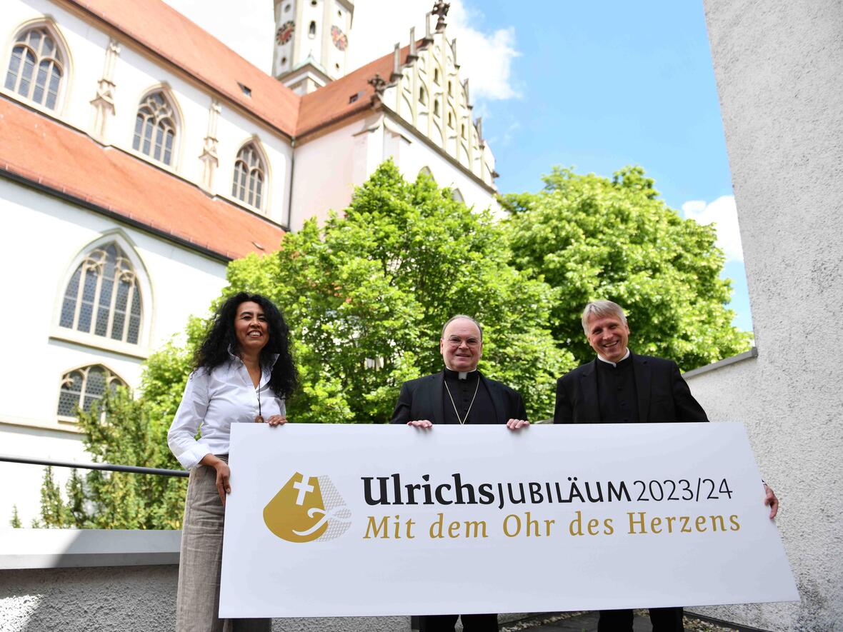 Gemeinsam haben sie heute das Leitwort und Logo zum Ulrichsjubiläum vorgestellt: Bischof Dr. Bertram Meier (Mitte), die Künstlerin Lilian Moreno Sánchez (links) sowie der Vorsitzende des St.-Ulrich-Komitees, Dr. Thomas Groll (rechts). (Fotos: Maria Steber / pba)