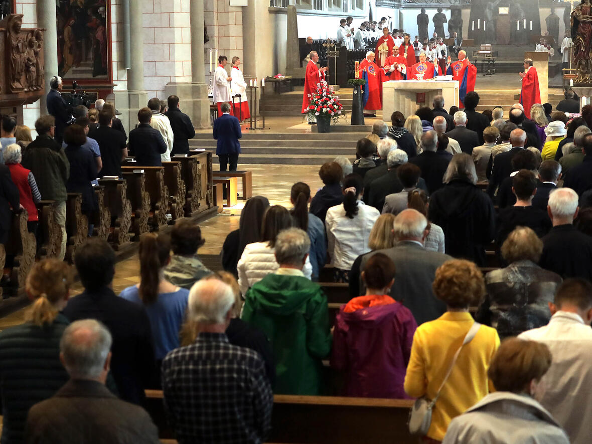 Kraftvoller Pfingstgottesdienst in einem voll besetzten Dom (Fotos: pba/Annette Zoepf).