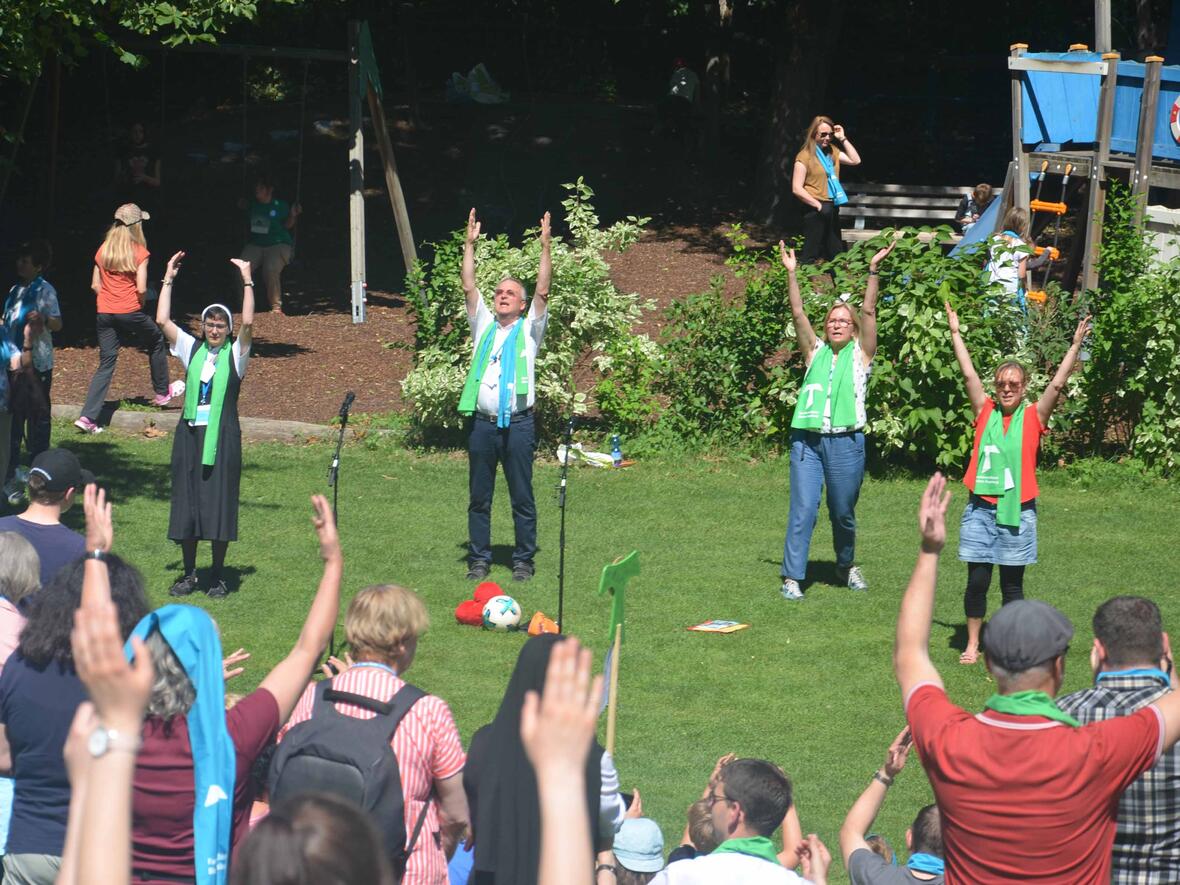 Kolpingpräses Pfarrer Wolfgang Kretschmer und sein Gottesdienstteam führten anschaulich vor, was es heißt, sich nach dem Himmel zu strecken und Gott nahe zu kommen. (Foto: Katholische Sonntagszeitung / Johannes Müller)                                                       