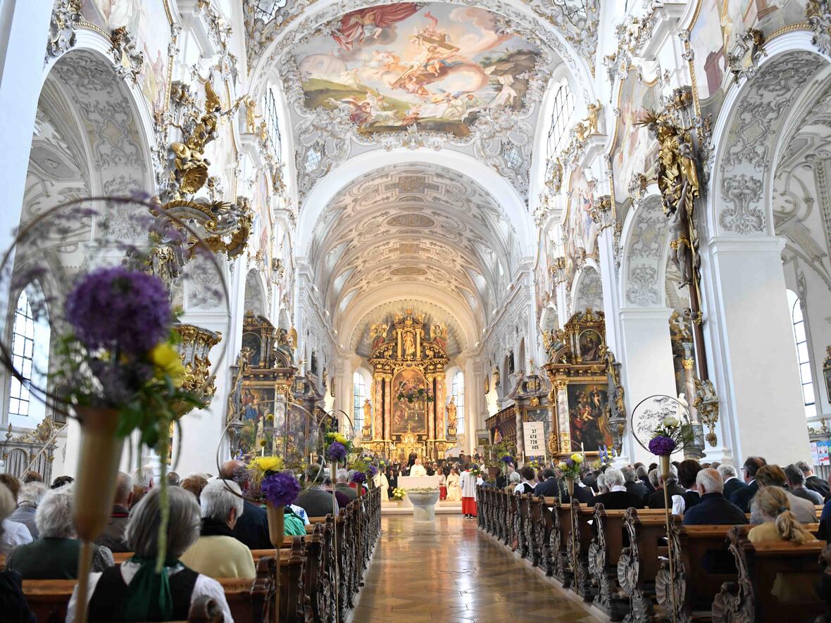 Beim Pontifikalamt mit Bischof Bertram wurde an das 875-jährige Kloster- und Ortsjubiläum von Steingaden erinnert. (Fotos: Maria Steber / pba)