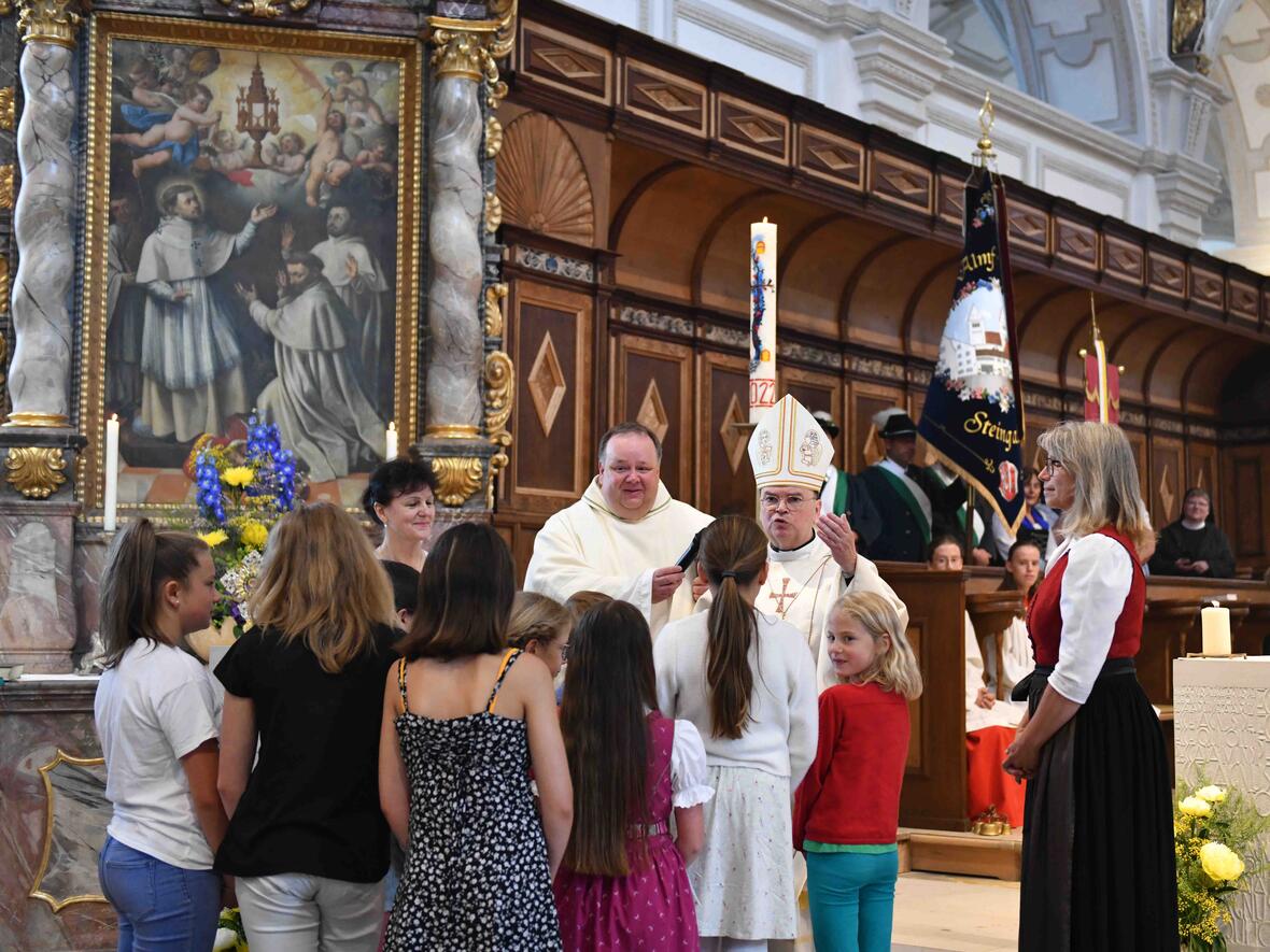 Schüler/-innen hatten Bilder gemalt zum 750- jährigen Klosterjubiläum. Als Dank erhielten sie einen Gutschein von Bischof Bertram überreicht. (Foto: Maria Steber / pba)