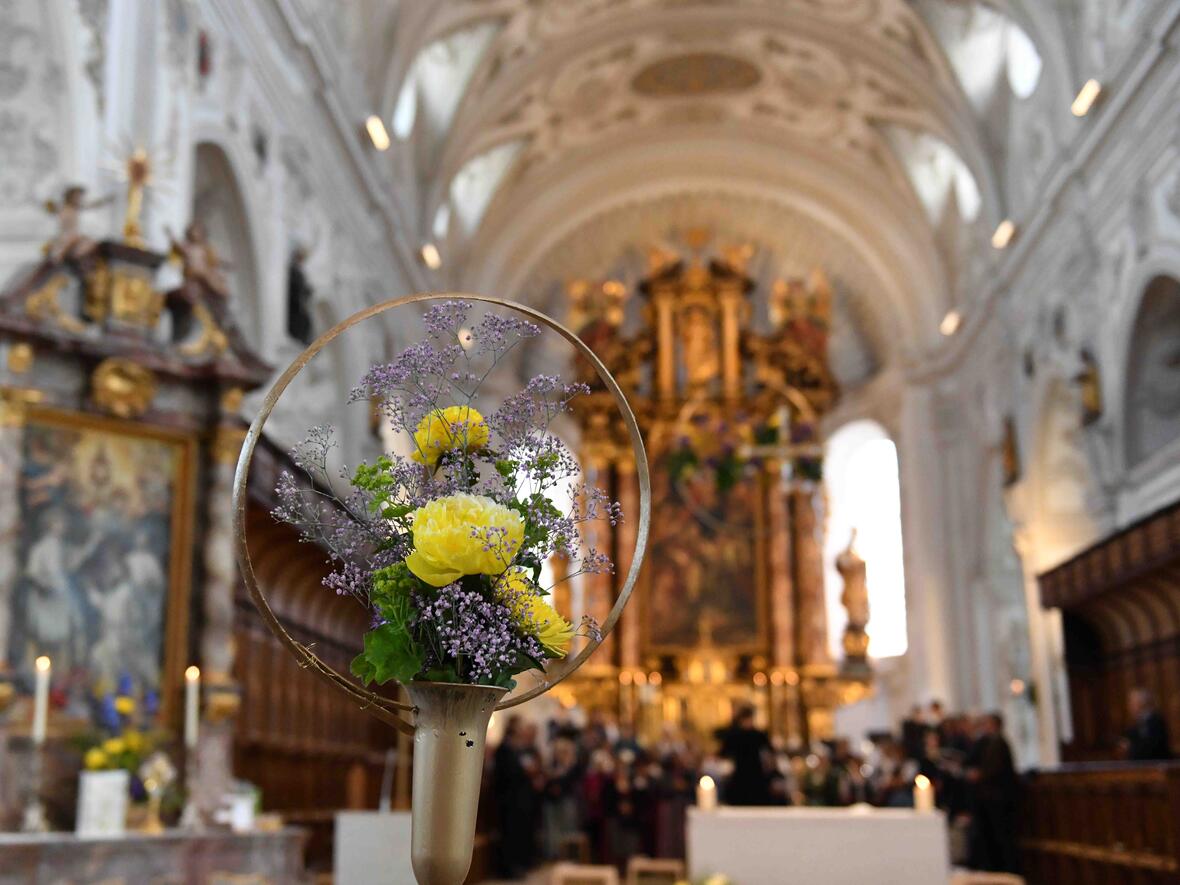 Der ganze Kirchenraum war reich mit Blumen geschmückt (Foto: Maria Steber / pba)