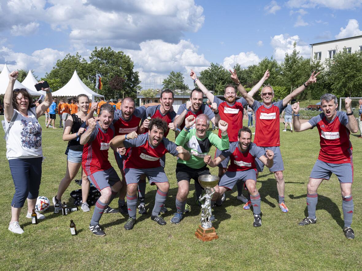 Großer Jubel in Osnabrück: Die Elf des Bistums Augsburg geht als Meister aus dem Fußballturnier der deutschen Bistümer hervor (Foto: Herrmann Pentermann)