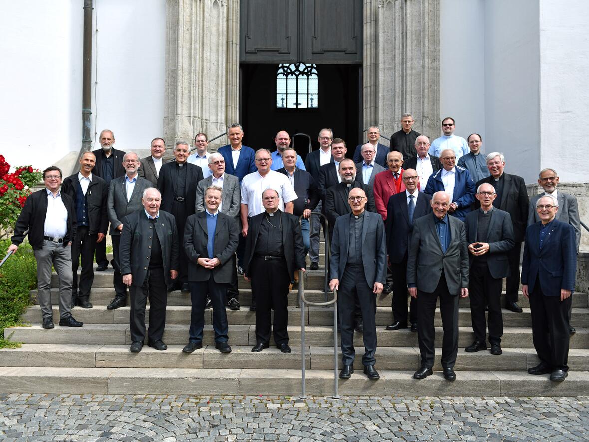 Beim Dreifaltigkeitstreffen in Augsburg erkundeten die Altgermaniker nicht nur das kirchliche Augsburg, sondern entdeckten auch die Fuggerei und das ins UNESCO-Welterbe aufgenommene Wassermanagement-System. (Foto: Nicolas Schnall / pba)