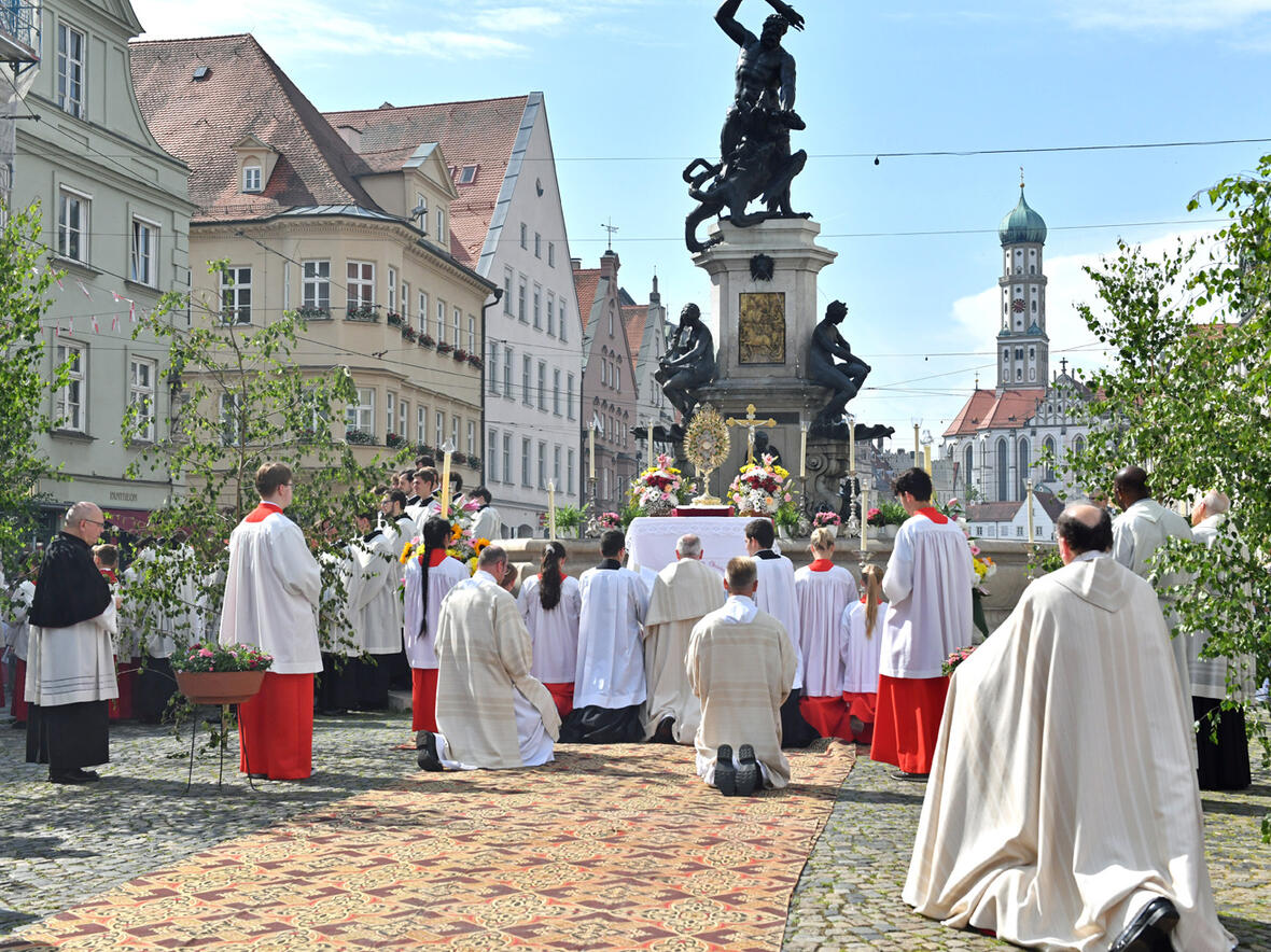 Die Fronleichnamsprozession führte vom Dom zum Herkulesbrunnen in der Maximilianstraße und zurück. (Fotos: Nicolas Schnall / pba)