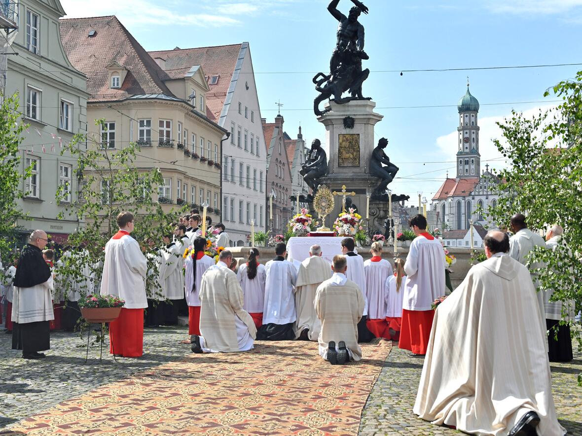 Die Fronleichnamsprozession führte vom Dom zum Herkulesbrunnen in der Maximilianstraße und zurück. (Fotos: Nicolas Schnall / pba)