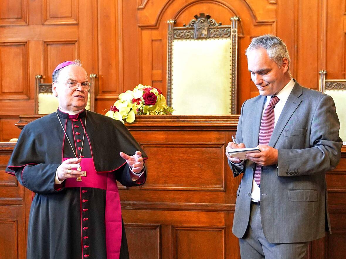 Bischof Bertram spricht vor dem Liberecer Stadtrat (Foto: Stadt Liberec)