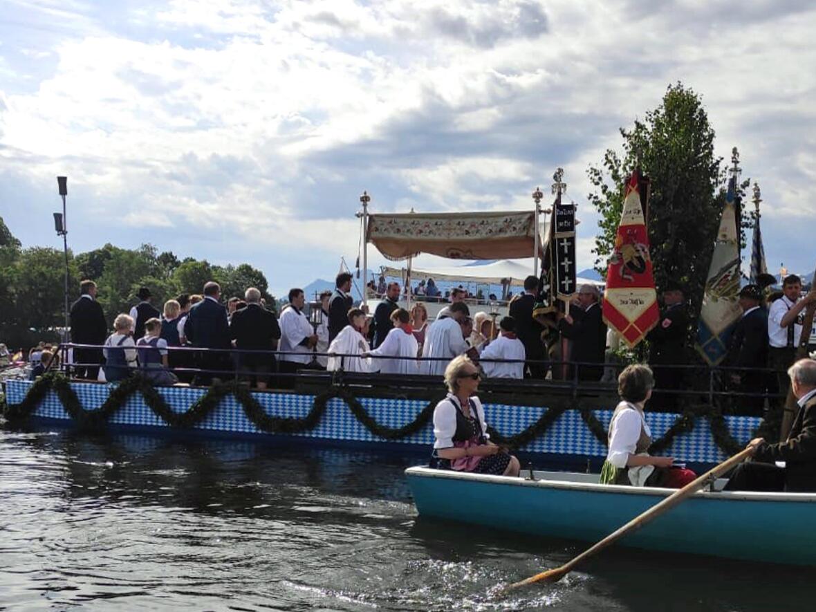 Prozessionsschiff mit Weihbischof Wörner und der Monstranz (Foto: José López)