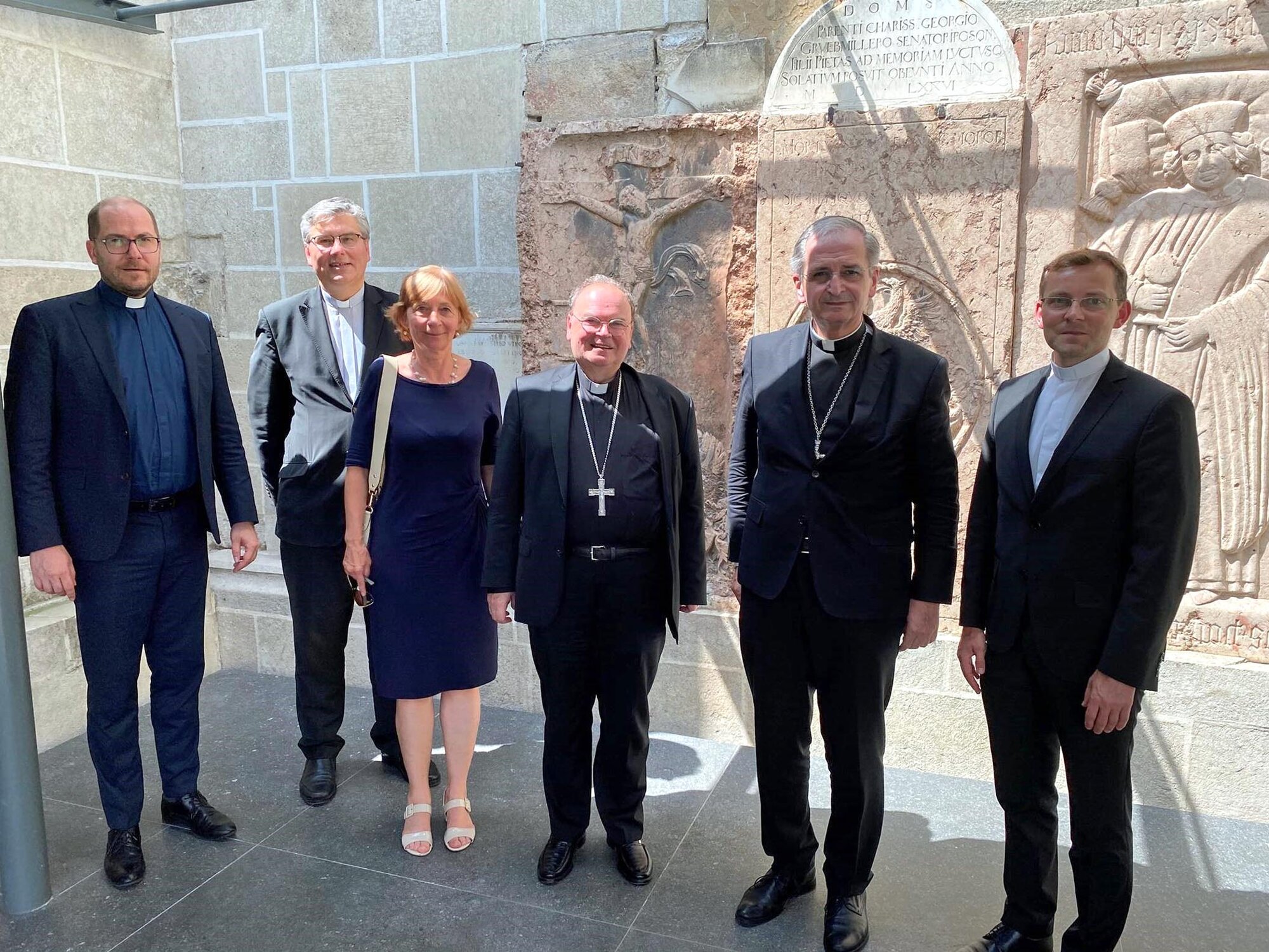 Bischof Bertram zusammen mit Erzbischof Stanislav Zvolenský (Bratislava und Vorsitzender der Slowakischen Bischofskonferenz KBS, 2. v. re.) sowie dem Exekutivsekretär der Slowakischen Bischofskonferenz, PaedDr. ThLic. Ivan Ružička (re.), und Verantwortlichen für den synodalen Prozess in der Slowakei.