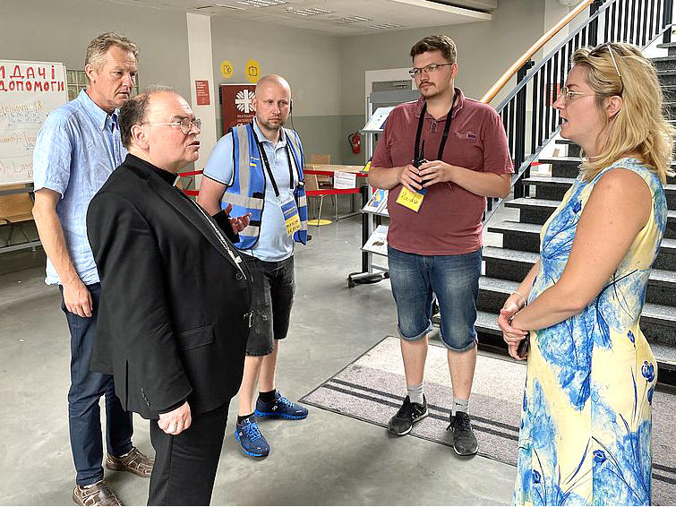 Bischof Bertram besucht mit dem Direktor der Caritas Slovakia das zentrale Aufnahmezentrum für ukrainische Geflüchtete der diözesanen Caritas Bratislava. (Foto DBK / Grimm)