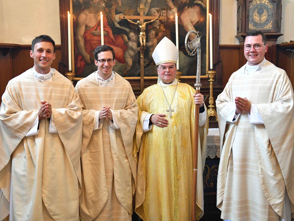 Nach der Weihe die drei Neupriester (v.l.) Roland Kiechle, Markus Kraus und Manuel Reichart gemeinsam mit Bischof Bertram. (Foto: Nicolas Schnall / pba)