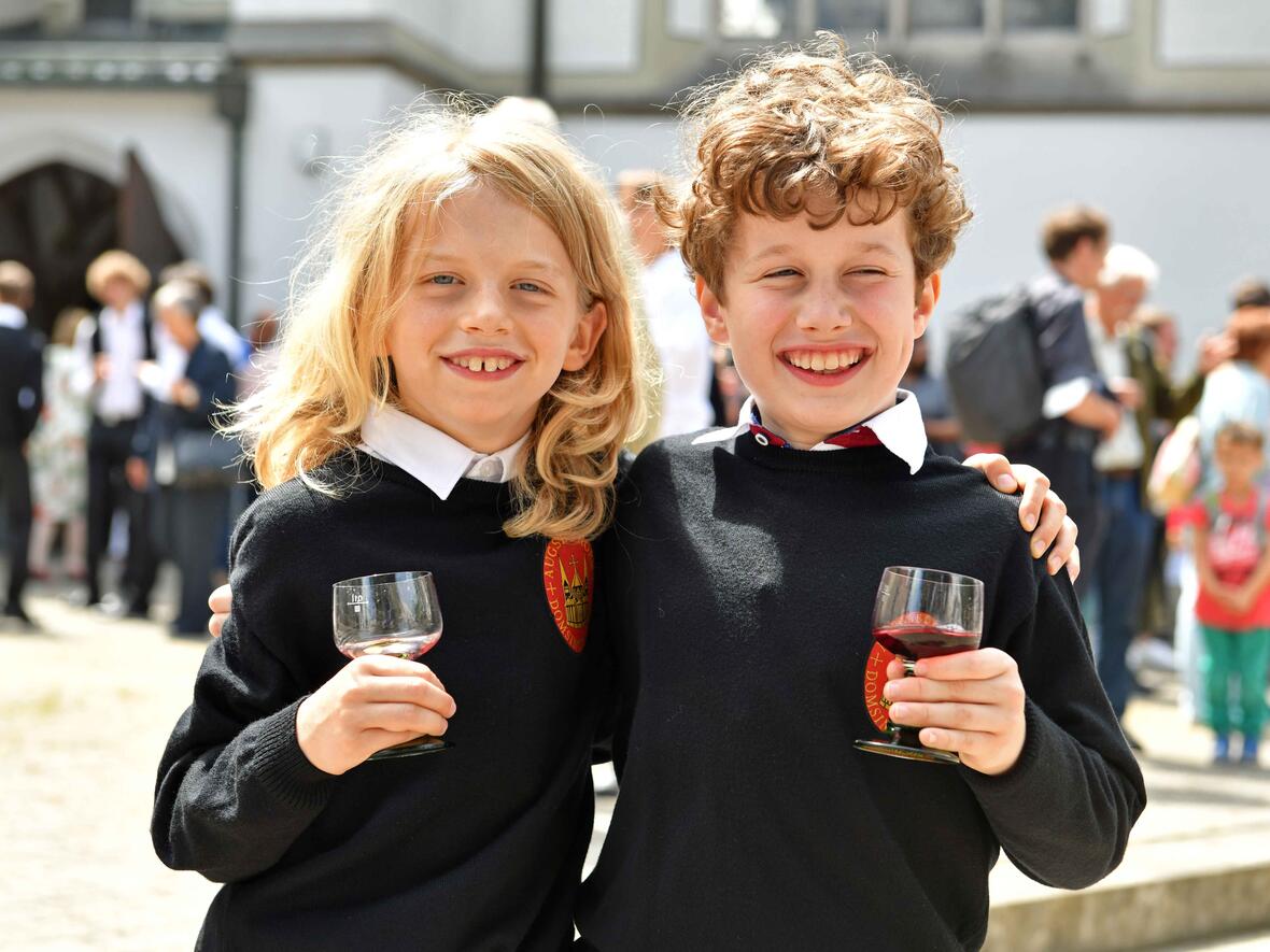 Begegnungen und Freundschaften fürs Leben: Die Domsingknaben haben auch heuer wieder mit ihrem Gesang das Ulrichsfest bereichert. Während den Erwachsenen nach dem Gottesdienst Wein gereicht wurde, gab es für die Kinder Traubensaft. (Fotos: Nicolas Schnall / pba)