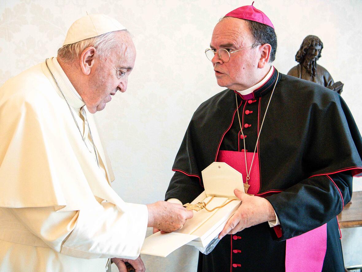 Das Ulrichsjubiläum als Thema: Bischof Bertram überreichte dem Heiligen Vater ein Ulrichskreuz als Pektorale (Fotos: Vatican Media/Romano Siciliani/KNA).