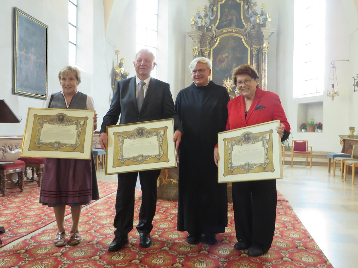Der Provinzial der Bayerischen Ordensprovinz Frater Rudolf Knopp ernannte die neuen Ehrenmitglieder des Hospitalordens des hl. Johannes von Gott: (v.l.) Walli Meyer, Waldemar Kleetz und Barbara Stamm. 