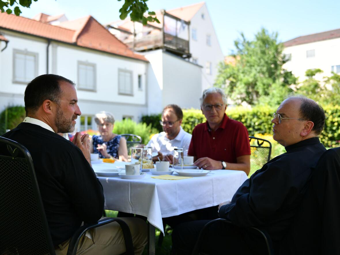 Bischof Kevin Strickland (l.) mit Regionalbischof Axel Piper und Bischof Dr. Bertram Meier im Garten des Bischofshauses (Fotos: Julian Schmidt / pba)