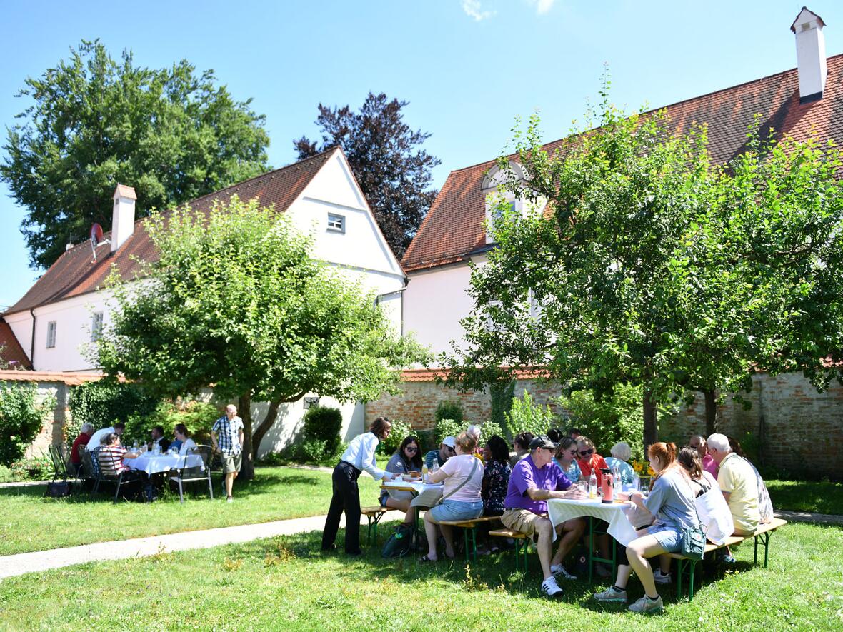 Bei strahlendem Sonnenschein wurde im Bischofsgarten gefeiert.