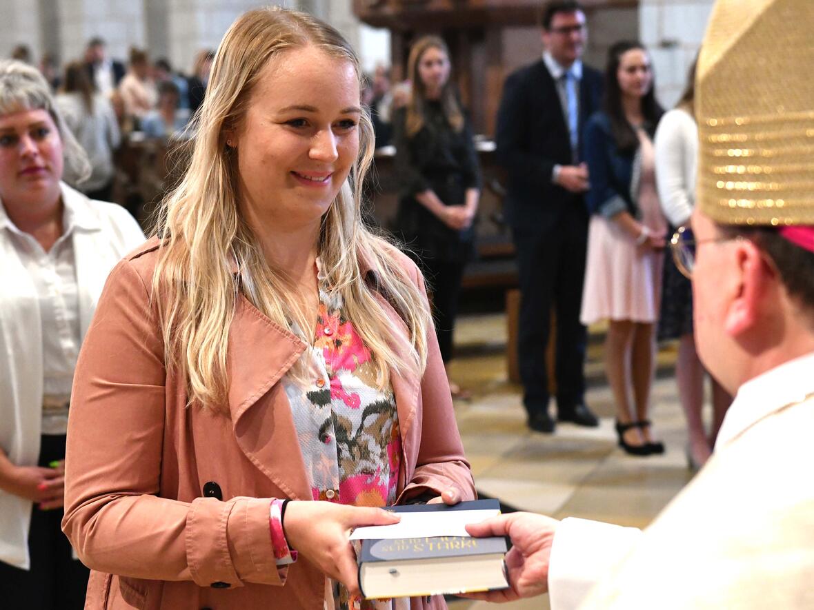 Zum Zeichen der kirchlichen Sendung erhielten die neuen Lehrkräfte aus der Hand des Bischofs eine Bibel (Fotos: pba/Ulrich Bobinger).