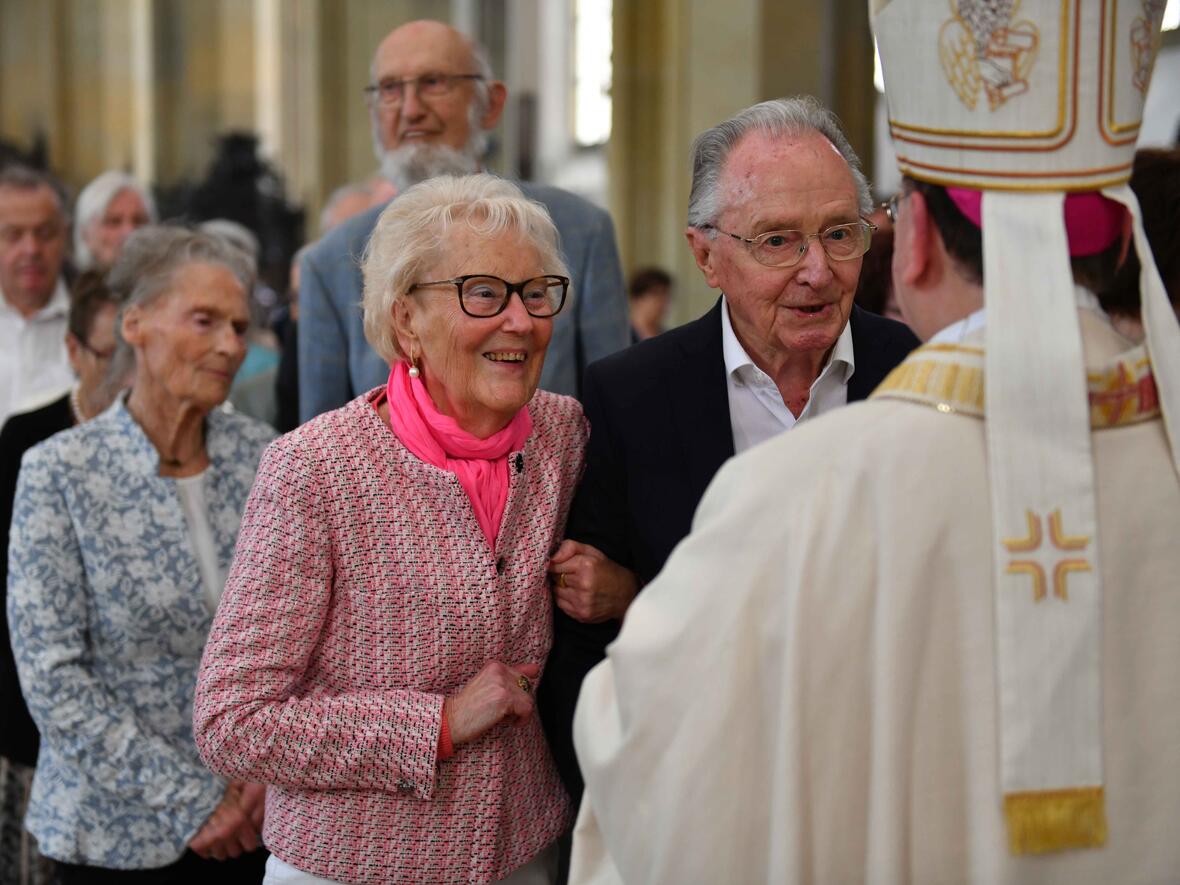 Im Anschluss an den Gottesdienst hatten die Ehepaare die Möglichkeit, den Einzelsegen zu empfangen. Dabei war auch Zeit für persönliche Gespräche. (Fotos: Maria Rösch / pba)