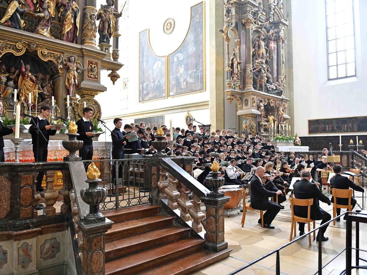 Die Domsingknaben mit Solisten und dem Domorchester unter der Leitung von Domkapellmeister Stefan Steinemann. (Foto: Nicolas Schnall / pba)