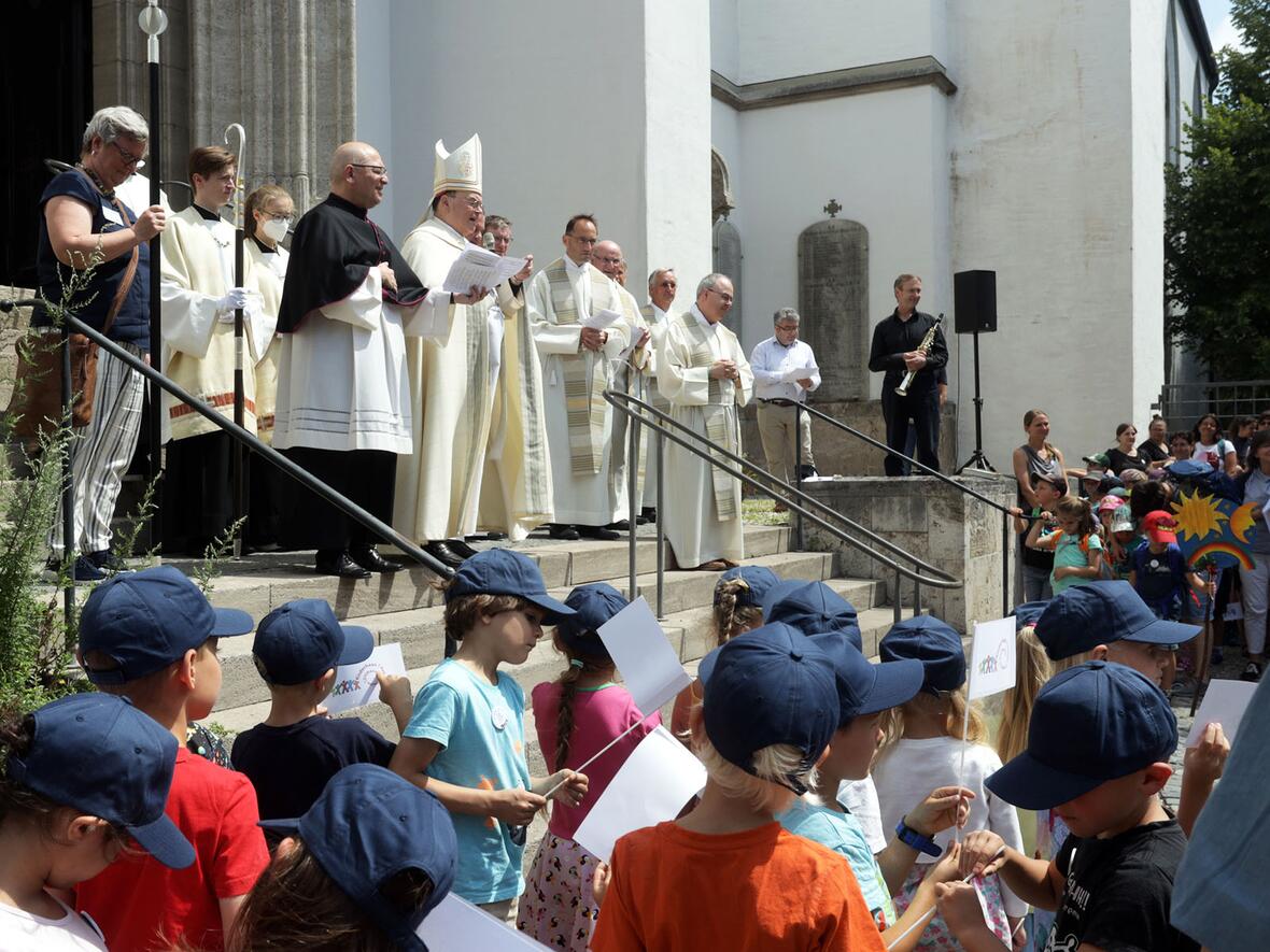 Bischof Dr. Bertram Meier begrüßte die Kinder im Innenhof vor der Ulrichsbasilika (Foto: Annette Zoepf / Caritas Augsburg)