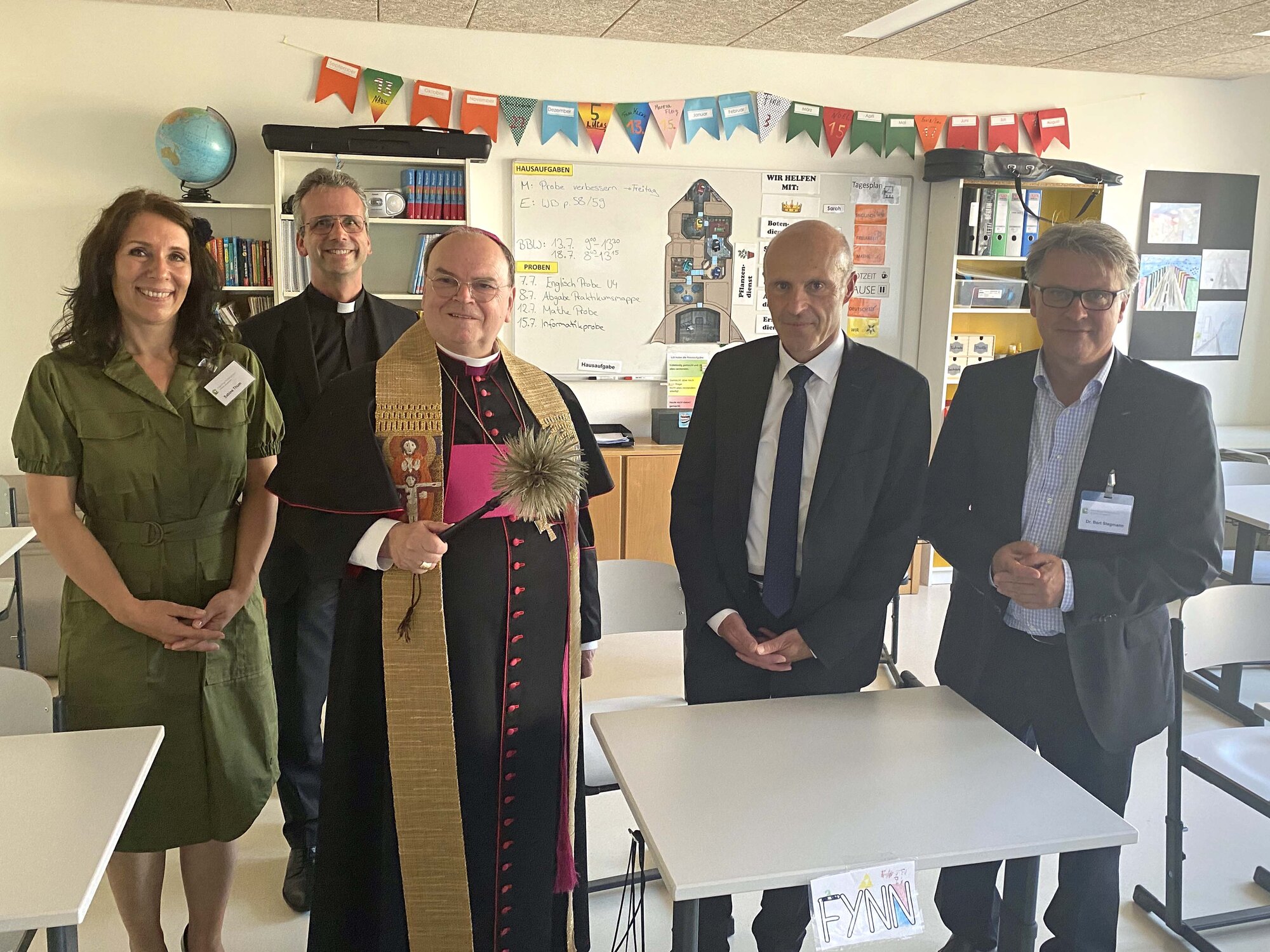 Kirchlicher Segen für die neuen Räumlichkeiten der Frère-Roger-Schule: (v.l.) Sabine Thum, Leiterin Frère-Roger-Schule, Armin Zürn, Domkapitular und Aufsichtsratsvorsitzender der KJF Augsburg, Dr. Bertram Meier, Bischof von Augsburg, Markus Mayer, Vorstandsvorsitzender KJF Augsburg, Dr. Bert Stegmann, Geschäftsführer Frère-Roger-Kinderzentrum. (Foto: KJF Augsburg / Angelika Urbach)