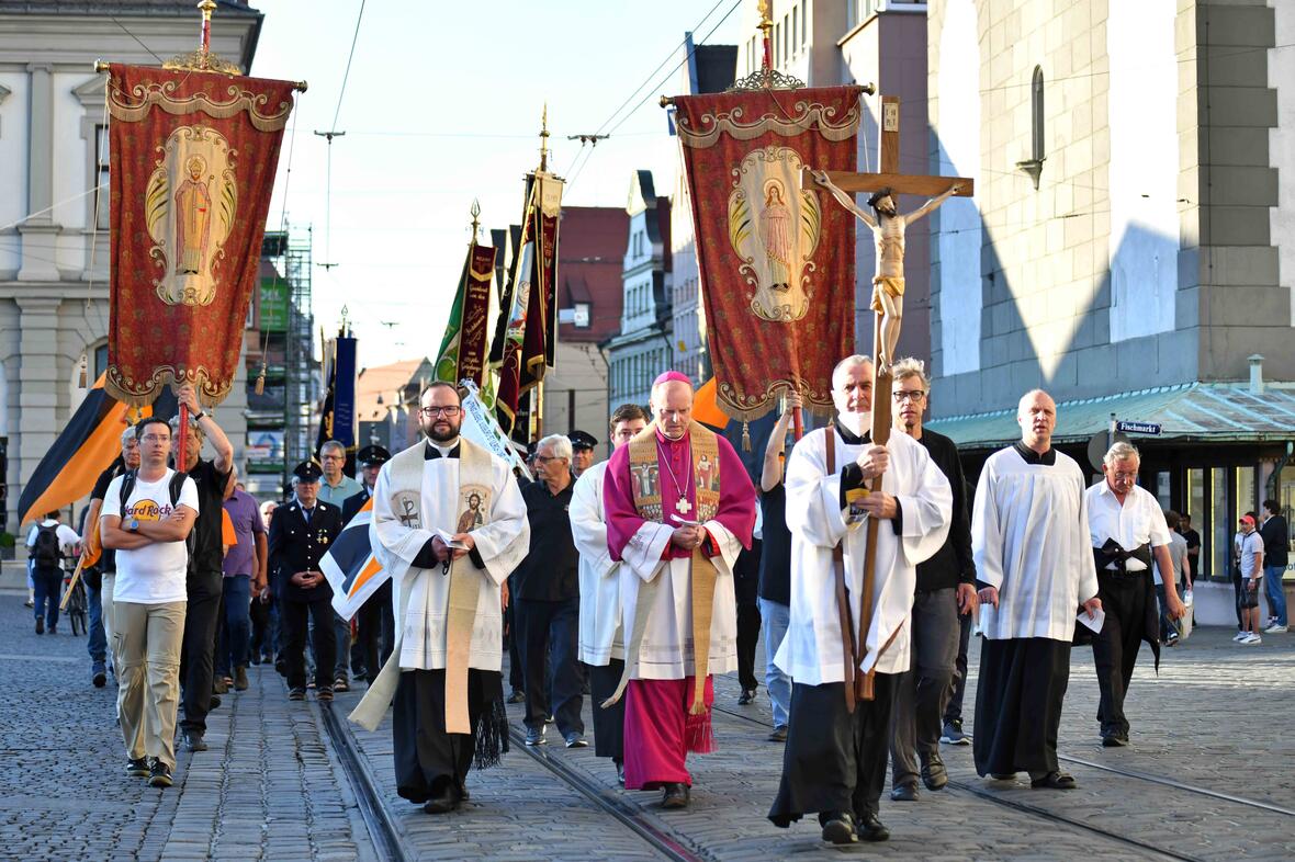 Die Männerwallfahrt in der Ulrichswoche zog vorbei an St. Peter am Perlach und am Rathausplatz. (Fotos: Nicolas Schnall / pba)