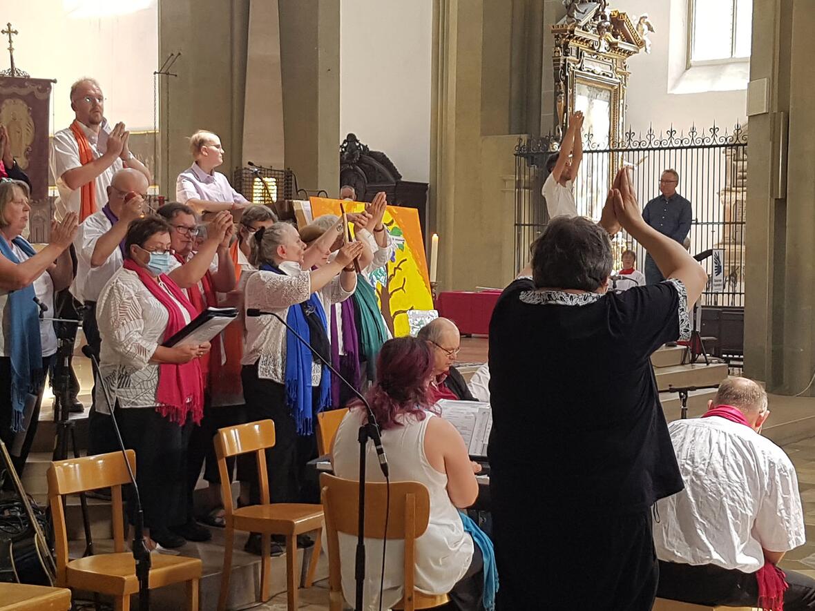 Der Gottesdienst wurde vom Chor der Stiftung Sankt Johanens in Schweinspoint begleitet (Fotos: Bernhard Gattner / Caritas Augsburg)